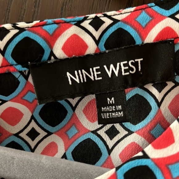 Nine West sleeveless turquoise/ white/ coral patterned blouse. Size Medium - Picture 4 of 7